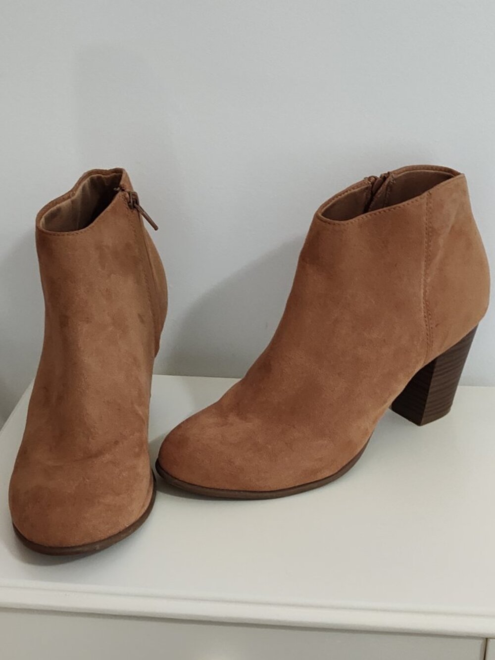 Old Navy tan faux suede ankle boots, Excellent used condition, size 8